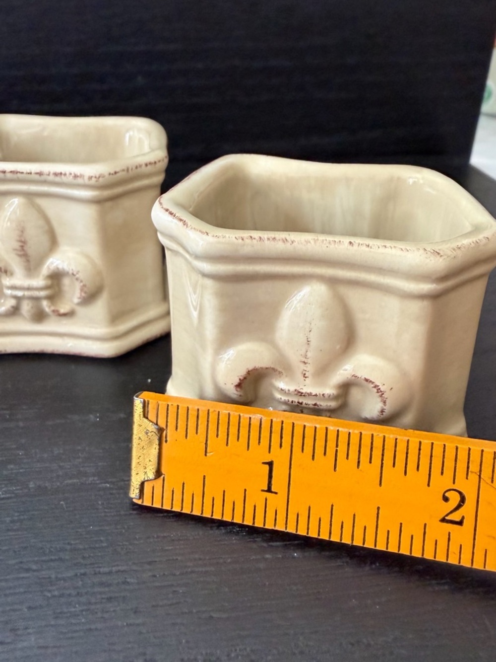 Artimino Beige Fleur-de-Lis Ceramic set of 4 napkin rings - Picture 10 of 12